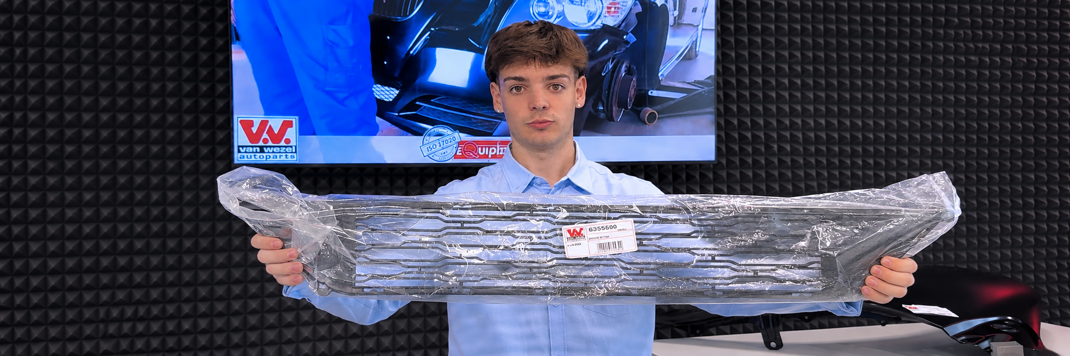 Demostración de rejilla automotriz en showroom-c